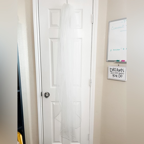 David's Bridal Beaded Edge walking/waltz veil - Picture 6 of 7